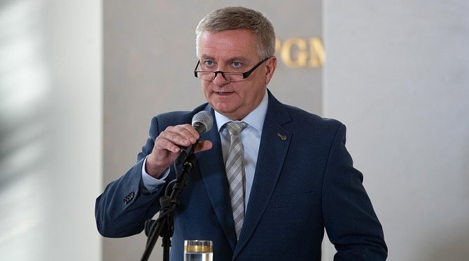 Policie šetří chování prezidentova kancléře Vratislava Mynáře. 