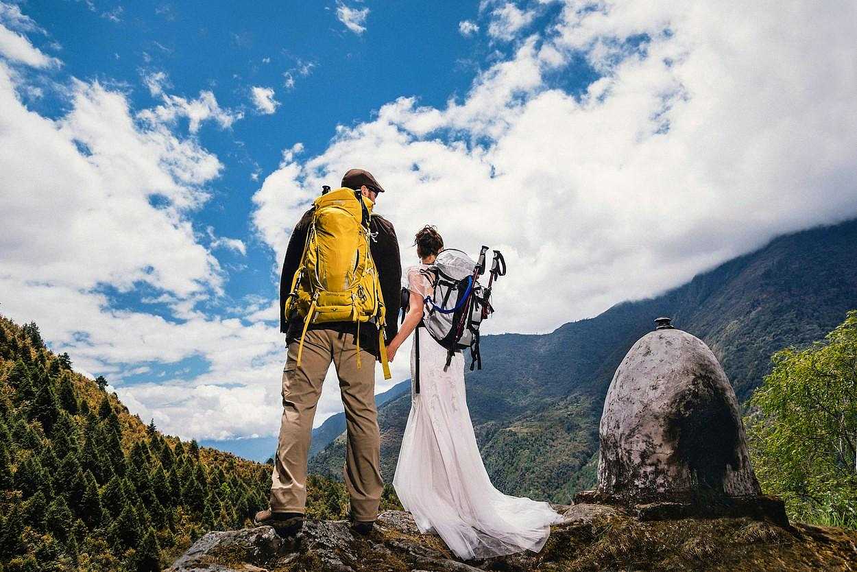 Фотограф в экспедицию. Свадебное путешествие в горах. Свадьба на вершине горы. Свадьба в горах. Свадьба туристов.
