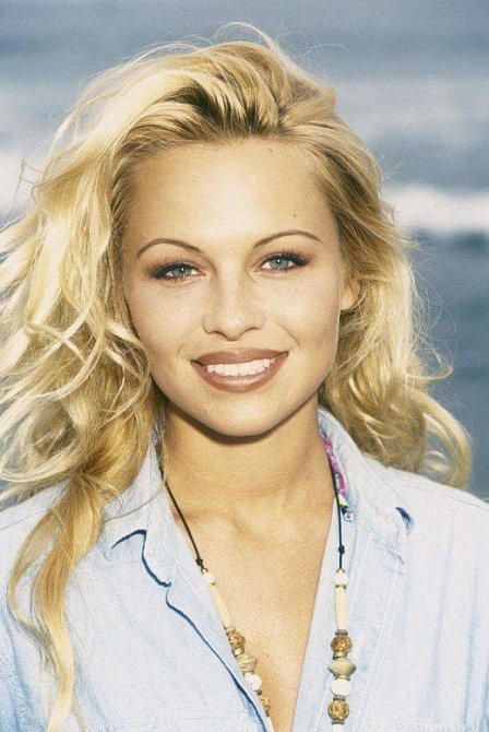Pamela Anderson nemá ráda pohled do zrcadla.