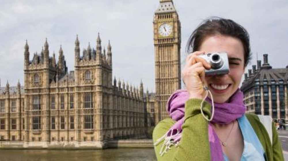 Work in britain. Туристы в Лондоне. Туристы фоткают Лондон. Друзья в Лондоне. Путешествия по Великобритании 4 года.