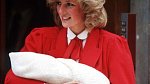 Diana přivítala Harryho v červených šatech s límečkem a inspirovala Kate.