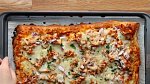 BBQ pizza s kuřetem - Co budete potřebovat: těsto na pizzu, pečené kuře, BBQ omáčku, sýr cheddar, červenou cibuli, mozzarellu a petrželku