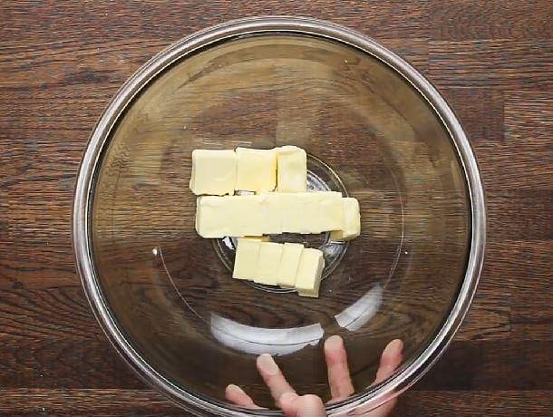 Budete potřebovat: 100g změklého másla.