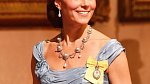 Tiáru s názvem The Lover's Knot Tiara královna hojně půjčovala. Na veřejnosti se s ní ukázala princezna Diana i Kate Middleton. 