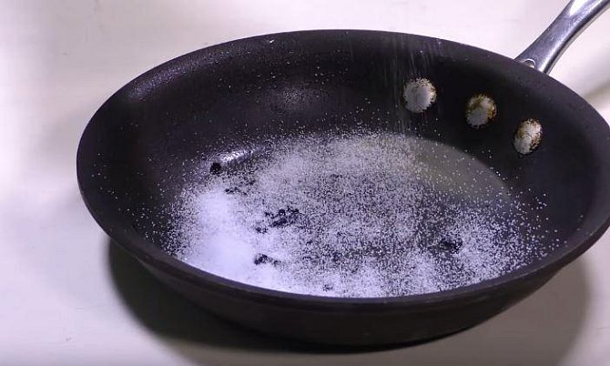 Připáleniny na nádobí stačí zasypat solí. 