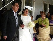 Korunní princ ostrůvku Tongo v Oceánii si bral za ženu Sinaitakala Fakafanua v roce 2012.