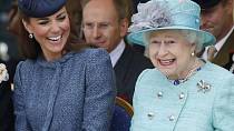 Královna Alžběta v sobotu oslavila své 92. narozeniny a v pondělí se jí narodilo už šesté pravnouče.