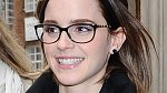 Emma Watson vypadá v brýlích jako nezbedná školačka