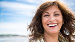 Smějte se. Smích je nejlepším lékem proti stresu, jednoho z nejzákeřnějších faktorů předčasného stárnutí.