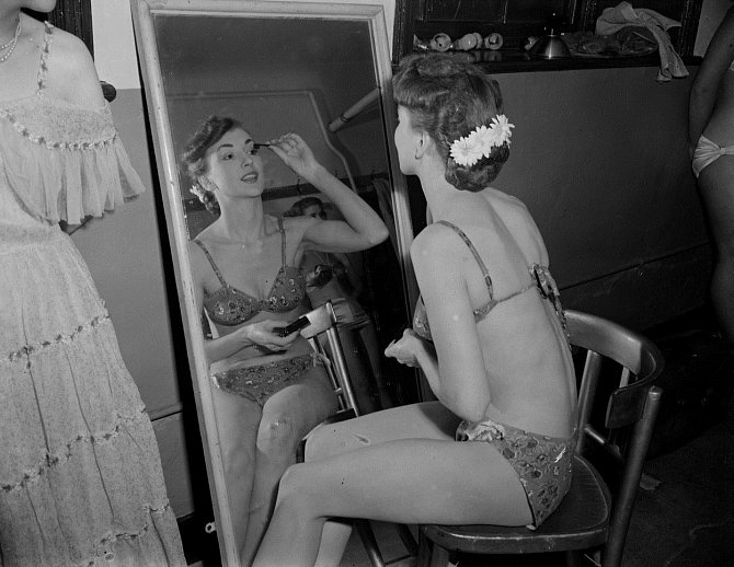 Margaret van Beer z Holandska se připravuje na finále Miss World 1951