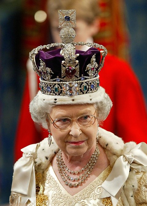 Koruna je prý tak těžká, že ji královna nosila jen velmi výjimečně. 