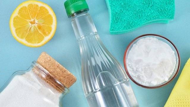 K čisté vaně vám pomůže, jedlá soda, ocet i citrusy.