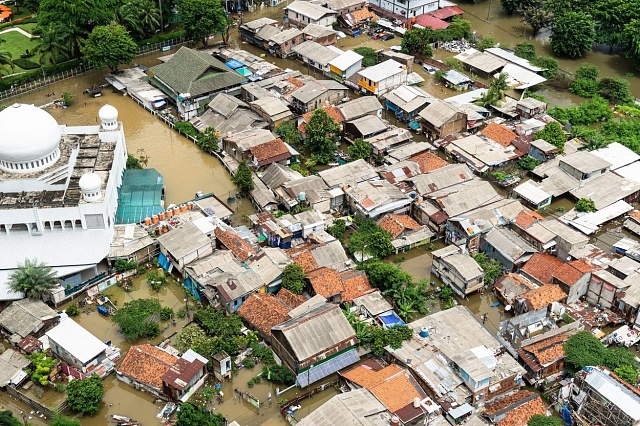 Chudinské čtvrtě v Jakartě jsou zaplavovány přílivovými vlnami.