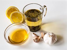 Čaj s česnekem, citronem, medem a bylinkami příznivě ovlivní hladinu cholesterolu v krvi.