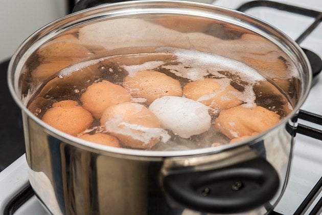 Když jí přidáte při vaření vajec do vody (v dávce půl lžičky na litr vody), bílek získá větší pH a snáze se oddělí od skořápky.
