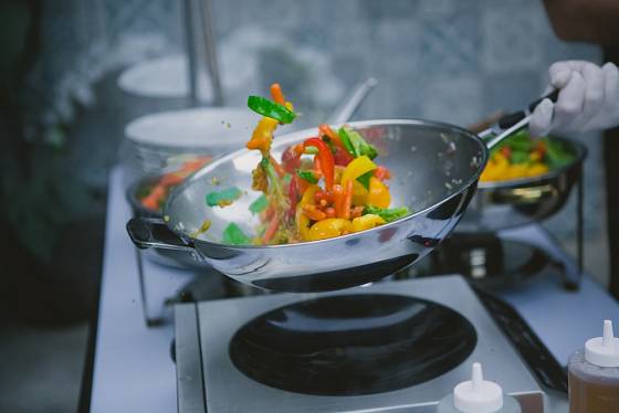 Celonerezový wok můžete bez starostí dát do trouby.