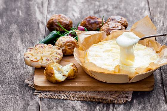 Ugrilovaný roztékající se sýr potěší skoro každého.