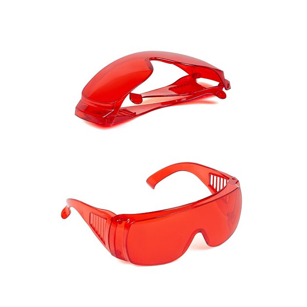 Červené ochranné brýle, super vychytávka při migréně.