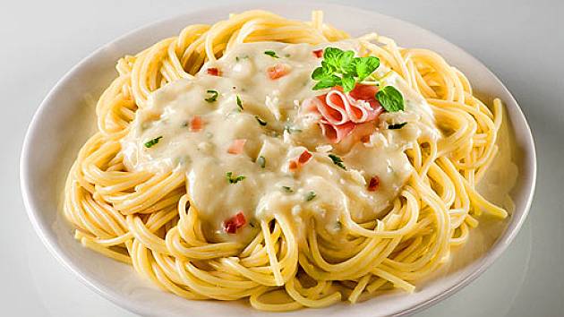 špagety se sýrovou pastou