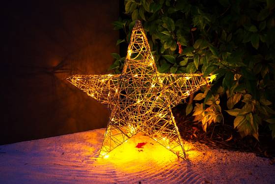 Svítící hvězda z drátěné konstrukce osvětlená LED řetězem mini světýlek.