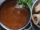 Hovězí polévka z vývaru z masa, kostí a zeleniny, byla, je a bude vždy základem poctivé kuchyně.