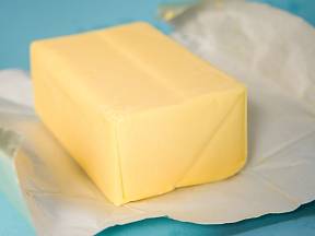 Jak na ztuhlé máslo, aby rychle změklo?