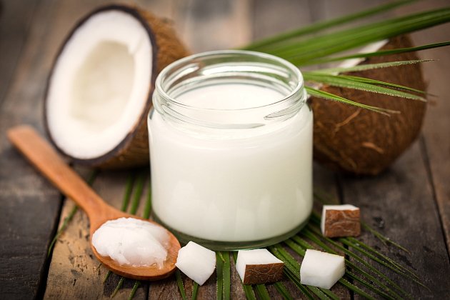 Kokosový olej je velice oblíbenou možností, protože má nejpodobnější vlastnosti máslu a pomáhá udržet strukturu těsta.