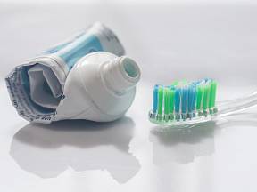 Tuba od zubní pasty má ještě spoustu využití, než ji vyhodíte do koše.