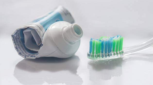 Tuba od zubní pasty má ještě spoustu využití, než ji vyhodíte do koše.