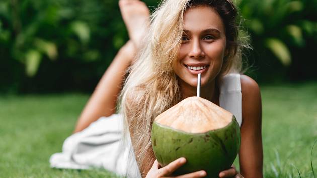 Nejvíce kokosové vody najdete v ještě zeleném kokosovém ořechu.