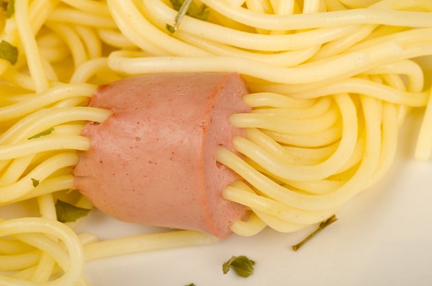 párek propíchnutý skrz špagety 