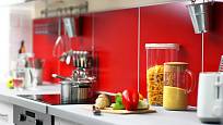 Červená barva je vhodná do kuchyně - povzbuzuje chuť k jídlu.