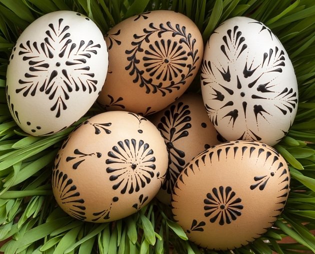 Neobarvená vejce zdobená voskovým reliéfem.