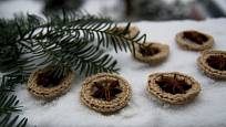 Netradiční háčkované ozdoby letos mohou zkrášlit i váš vánoční stromek.