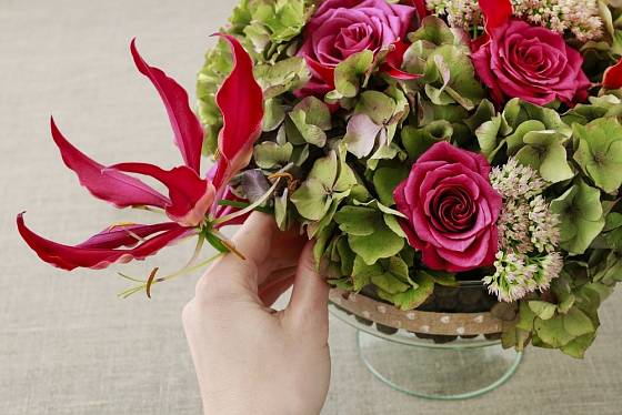 Gloriosa je atraktivním doplňkem květinových aranžmá.