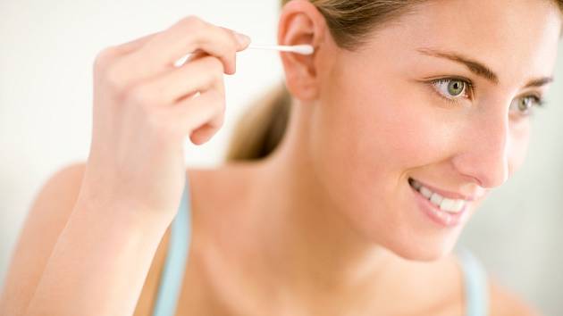 Nač si dát při čištění uší pozor a co značí barva ušního mazu?