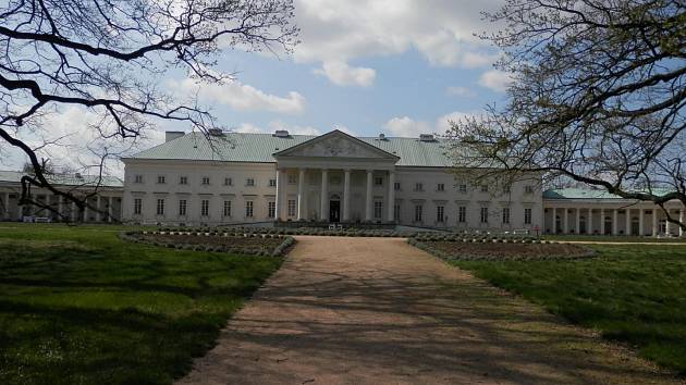 Na zámku Kačina dnes sídlí Muzeum českého venkova.