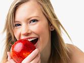 Víte, jak správně jíst jablka?