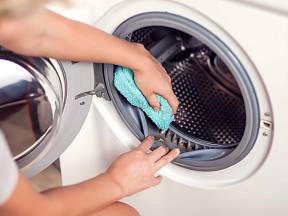 Aby pračka fungovala tak, jak má, a prádlo nezapáchalo, je potřeba se o ni pravidelně starat a řádně ji čistit. 