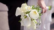 Svatební kytice z kornoutic s bílými toulci.