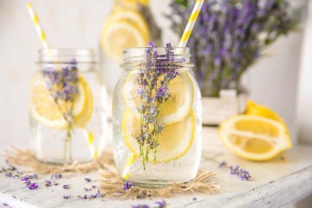 Levandule je výtečná do domácích limonád, lahodně se doplňuje s citrusy