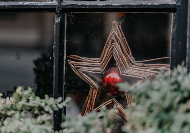 Hvězdy nevídáme o Vánocích jen na obloze, ale i za mnoha okny.