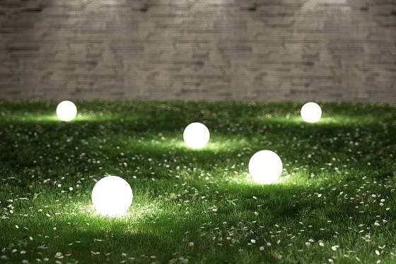 Perforované koule jsou osvětlením a uměleckým doplňkem zahrady v jednom