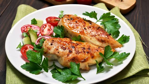 Kuřecí prsa patří k dietním pokrmům.