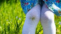 Dětem často stačí malé zakopnutí, a oblečení je na kolenou zelené od trávy