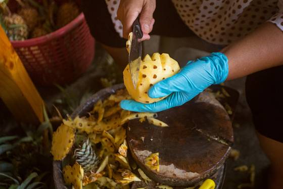 Podobným způsobem porcují ananas pouliční prodavači v Asii