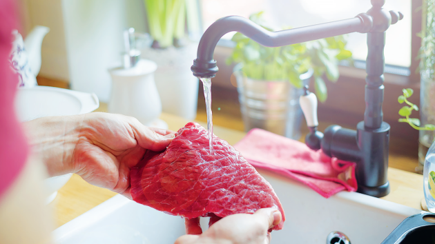 Musí se maso před vařením opravdu mýt?