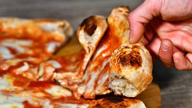 Základní těsto na pizzu: Tohle je tradiční recept, přitom vůbec není  složitý! | iReceptář.cz