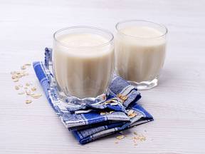 Připravte si doma ovesné mléko. Je zdravé, levné a hodí se i k redukční dietě. 