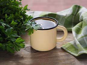 Čaj z petržele denně má blahodárné účinky na lidský organismus.